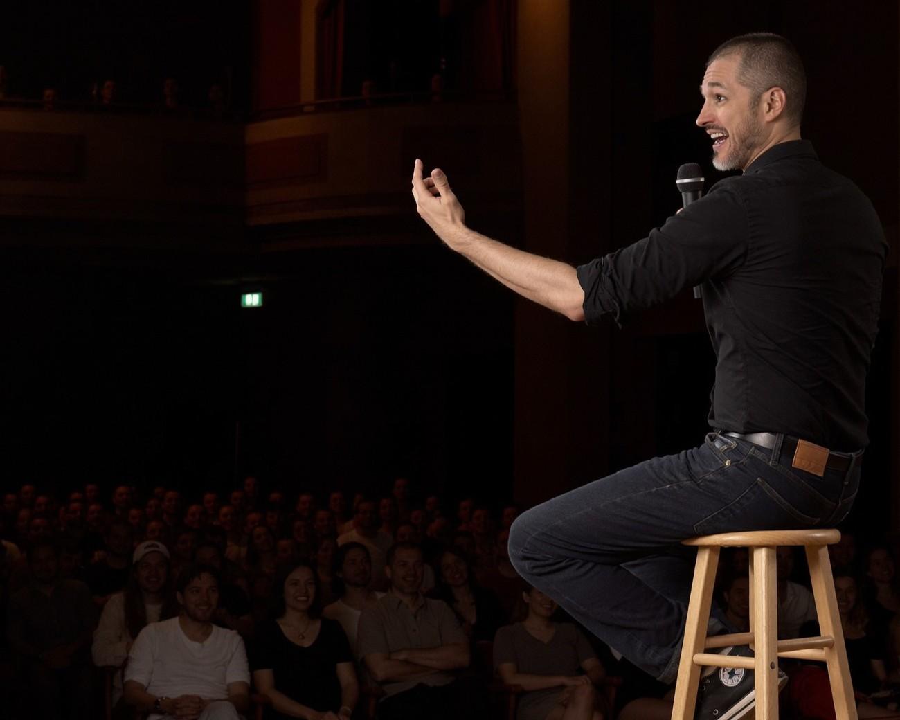 Jhohann Vega narra una historia frente al público en un teatro